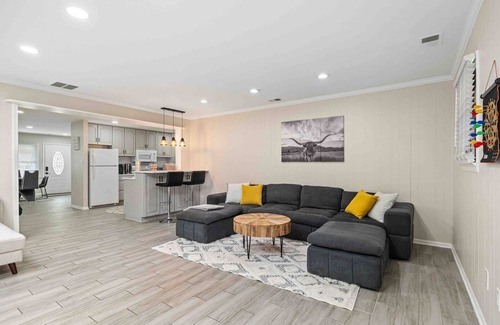 Sterling House | Private 3BDR, Spacious 1LVL Home, Mins to Airport