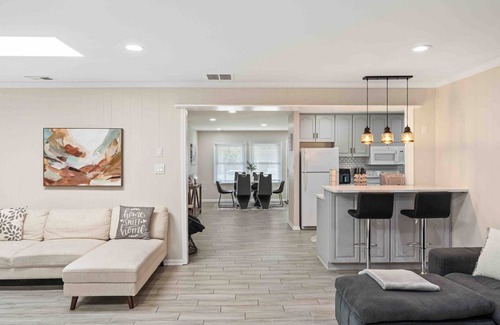 Sterling House | Private 3BDR, Spacious 1LVL Home, Mins to Airport