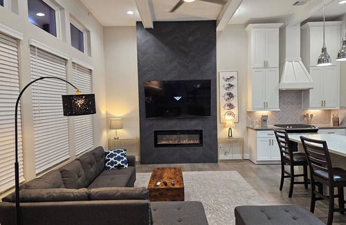 Spring Branch Central House | Private 3BR Luxury Home 2021 Built - Near Memorial - 2-Car Garage + Patio Grill