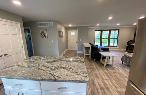 Caseyville House | Private 4 Bedroom Home with a hot tub