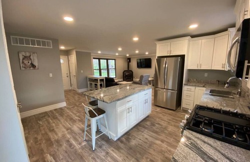 Caseyville House | Private 4 Bedroom Home with a hot tub