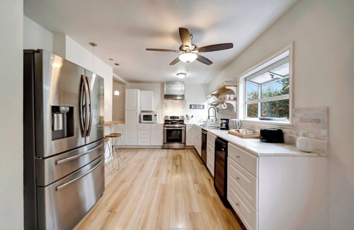 Woodland Hills House | Private 4BR+Guest Estate W/Pool, Piano, & Games!