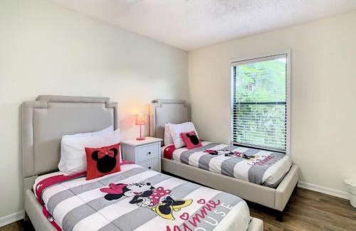 Poinciana House | Private 4BR villa with Screened in pool large yard