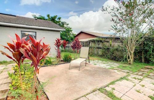 Poinciana House | Private 4BR villa with Screened in pool large yard