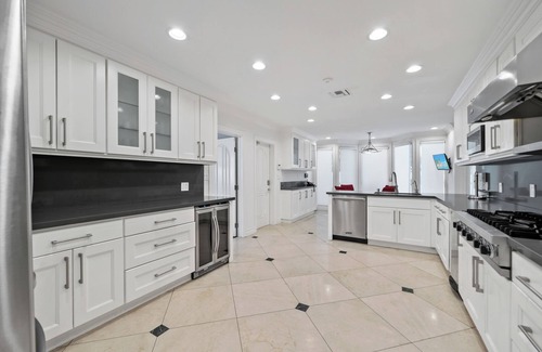 Encino House | Private 5 bed/6bath Encino Estate W/Pool