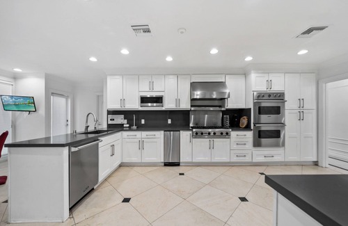 Encino House | Private 5 bed/6bath Encino Estate W/Pool