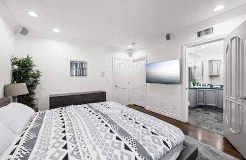 Encino House | Private 5 bedroom 6 bathroom Encino Estate With Pool and Jacuzzi