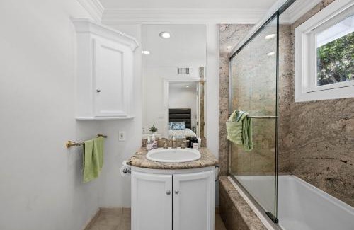 Encino House | Private 5 bedroom 6 bathroom Encino Estate With Pool and Jacuzzi