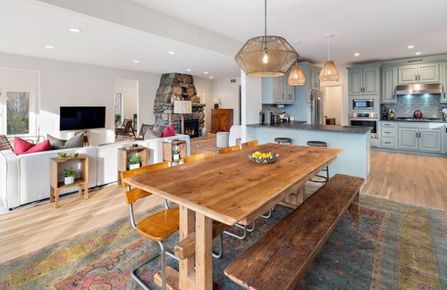 South Salem House | Private 5 bedroom lake front residence