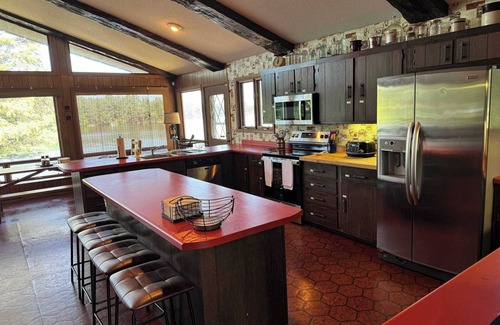 Hayward House | Private 6-Bdrm LakeHouse Estate 1000+ft Lakeshore