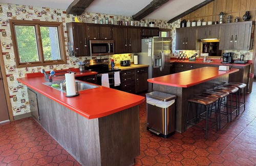 Hayward House | Private 6-Bdrm LakeHouse Estate 1000+ft Lakeshore