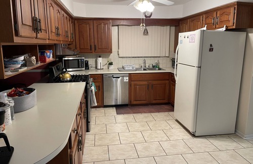 Sterling Heights House | private 6 Bedroom charming 2000 sq ft ranch 10-14 people