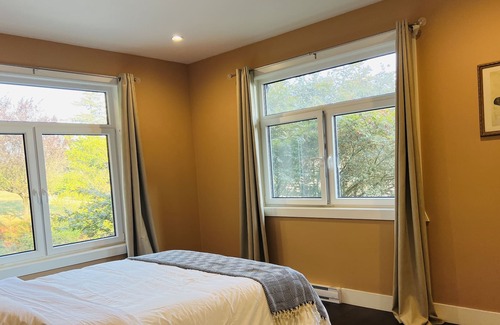 Lower Sumas Mountain House | Private 6 bedroom home with pool & hot tub