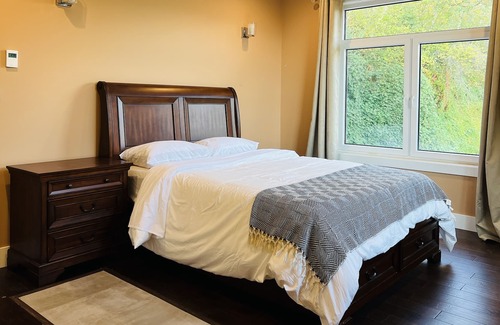 Lower Sumas Mountain House | Private 6 bedroom home with pool & hot tub