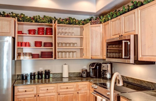 Warrior's Mark Condo | Private 6-Per Hot Tub & Private Garage - 5 Min Walk to Lifts & Town -New Remodel