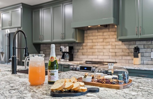 Waddy House | Private 7 Acre Estate 6-Bdrm Home+Putting Green+Theatre+Hot Tub+Game Rm+Fire Pit