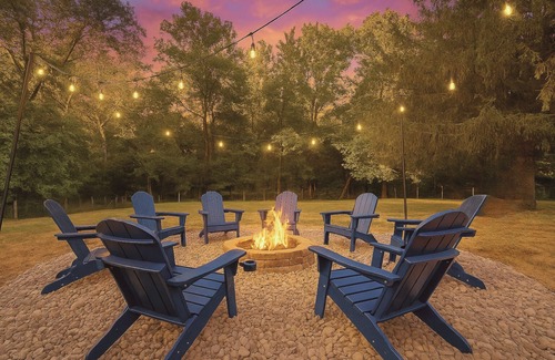 Waddy House | Private 7 Acre Estate 6-Bdrm Home+Putting Green+Theatre+Hot Tub+Game Rm+Fire Pit