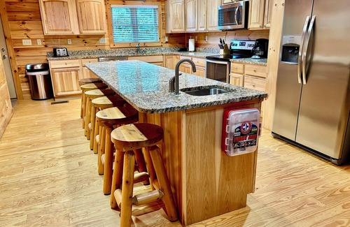 Banner Elk Cabin | Private 7 bedroom/6 bathroom log-cabin in Banner Elk, with WiFi,
