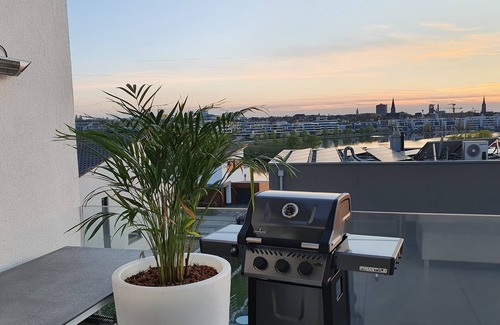Horde Apartment | Private accommodation with roof terrace on Lake Phoenix