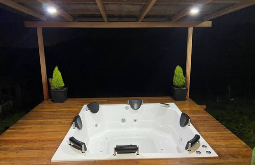 Guarne House | Private accommodation with Jacuzzi, wifi and BBQ area