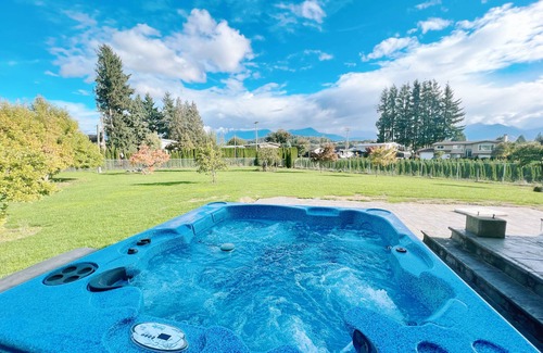 Chilliwack Proper Village West House | private acreage close to town. Large home, King bed, Hot tub