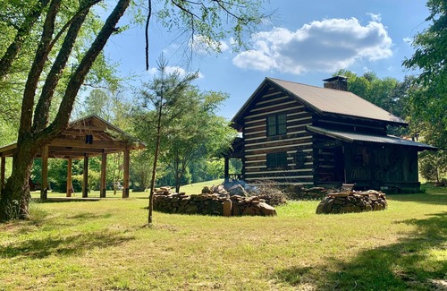 Connellys Springs Cabin | Private adult couples retreat by a relaxing creek.