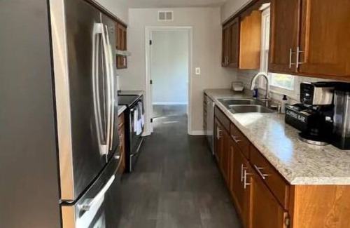 Prairie Village House | Private and Cozy 3BR, 1 BA, Fenced Yard, Central KC location, Quiet Neighborhood