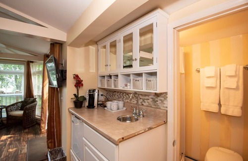 Paoli Cottage | Private and Cozy Cottage with Spectacular Hilltop Views - Seasonal Pool &Hot tub