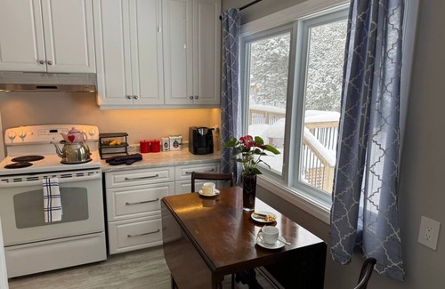 Big Bay Point House | Private and Cozy getaway 2 minutes drive to Friday Harbour -1 hour from Toronto!