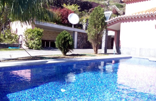 Tabua House | Private and heated swiming pool - Wi-Fi - Cable and Satelite TV - large garden