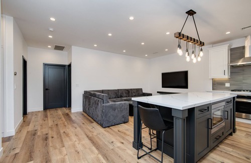 Sherman Oaks House | Private and Modern Getaway in Quiet Neighborhood
