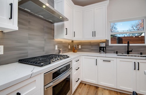 Sherman Oaks House | Private and Modern Getaway in Quiet Neighborhood