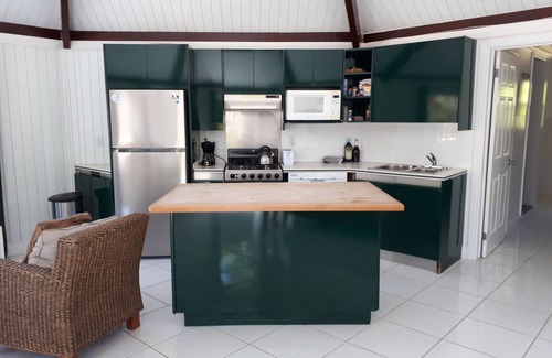 Coral Harbour Cottage | Private and Peaceful Cottage at the Beach