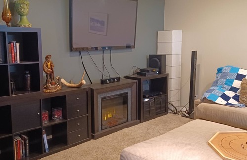 Division No. 10 House | Private and quiet 1 bed basement suite with dry kitchenette.