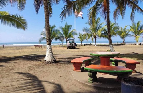 Parrita House | Private and Safe . Amazing House near of the Beach, enjoy the peace and relax.