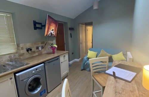 Boroughbridge Apartment | Private Annex, Parking, Wifi, 2mins to J48 A1 M1