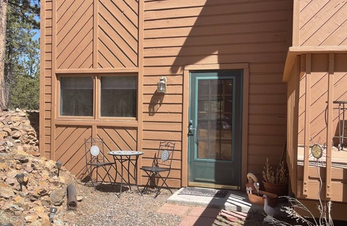 Bailey Apartment | Private Apartment, 1 bedroom, 1 full bathroom, living room & kitchenette