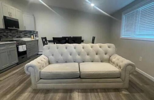 Plainedge Apartment | Private apartment. 1 min to the 135