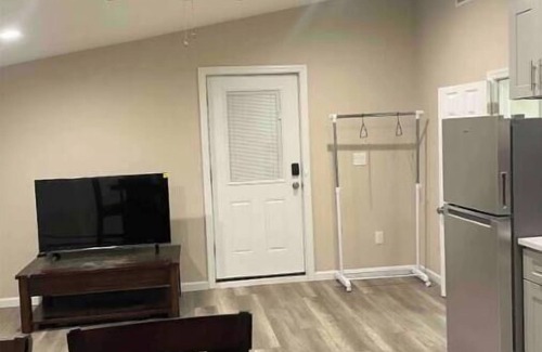 Plainedge Apartment | Private apartment. 1 min to the 135