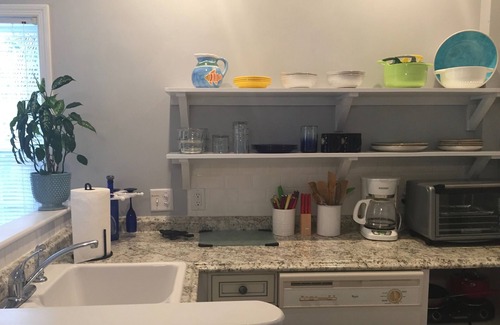Tranquil Harbour Apartment | Private apartment-3 minute walk to the beach