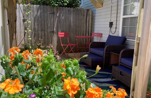 Tranquil Harbour Apartment | Private apartment-3 minute walk to the beach