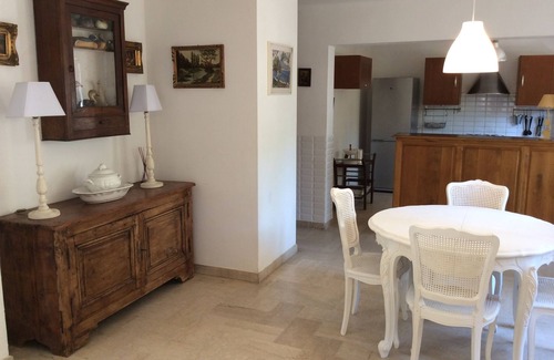 Cadereau Apartment | Private apartment with swimming pool and parking space