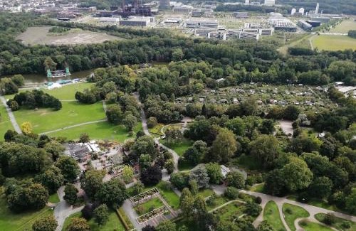 Innenstadt-Ost Apartment | Private Apartment with Terrace and Parking