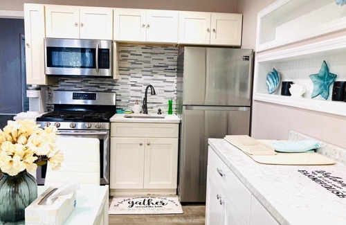 Cranston House | Private Apartment with private entrance, Full Bathroom, Living room, Kitchen