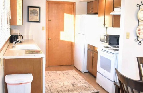 Eagle Grove Apartment | Private Apt w/Washer/Dryer-Parking-Kitchennn
