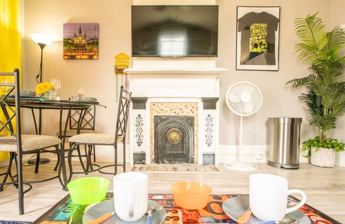 Seventh Ward Apartment | Private Artist Studio, KING Bed, Huge Patio (Y)