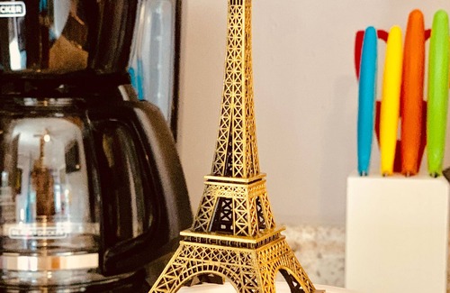 Seventh Ward Apartment | Private Artist Studio, KING Bed, Huge Patio (O)