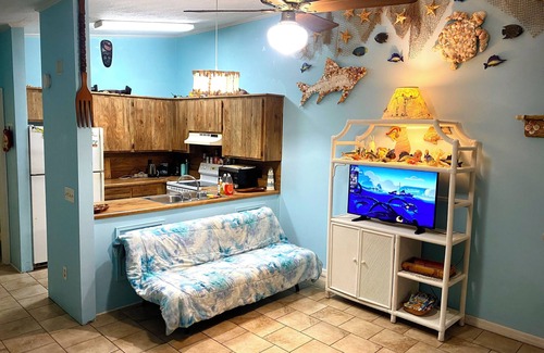 Biltmore Beach House | Private backyard! 5 minutes walk to the beach!