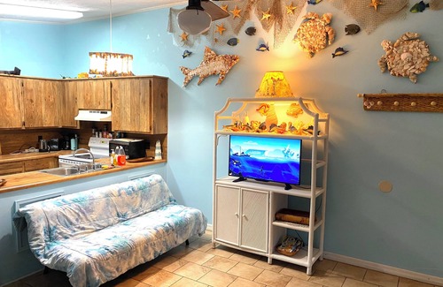 Biltmore Beach House | Private backyard! 5 minutes walk to the beach!
