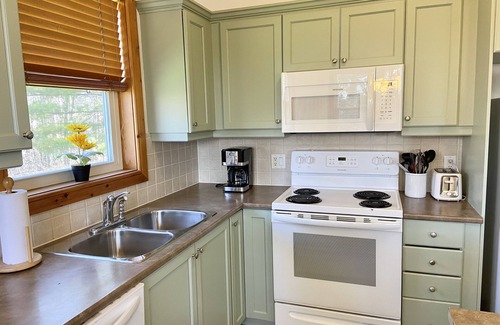 The Blue Mountains House | Private Backyard/Shuttle/Pool/10min walk to the Village